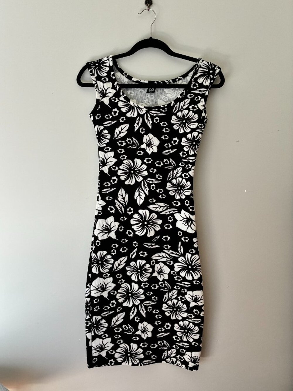 Robe moulante noire et blanche à motif floral B&CO - Black and white dress